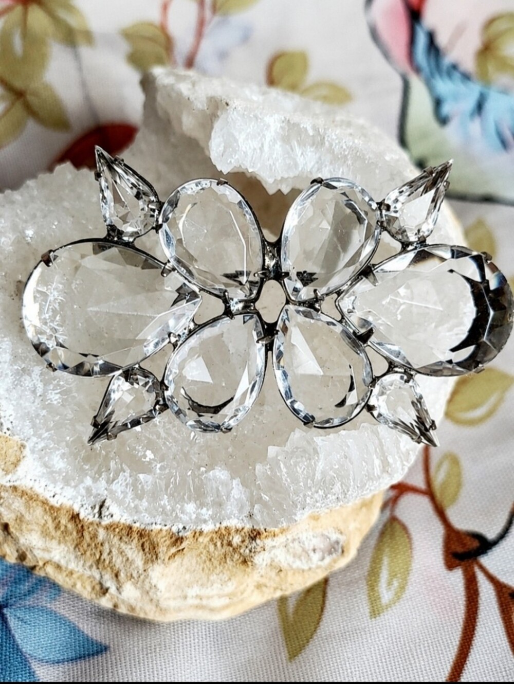 Faceted Clear Acrylic Stones Prong Set Vintage Silver Tone Oversized Brooch EUC